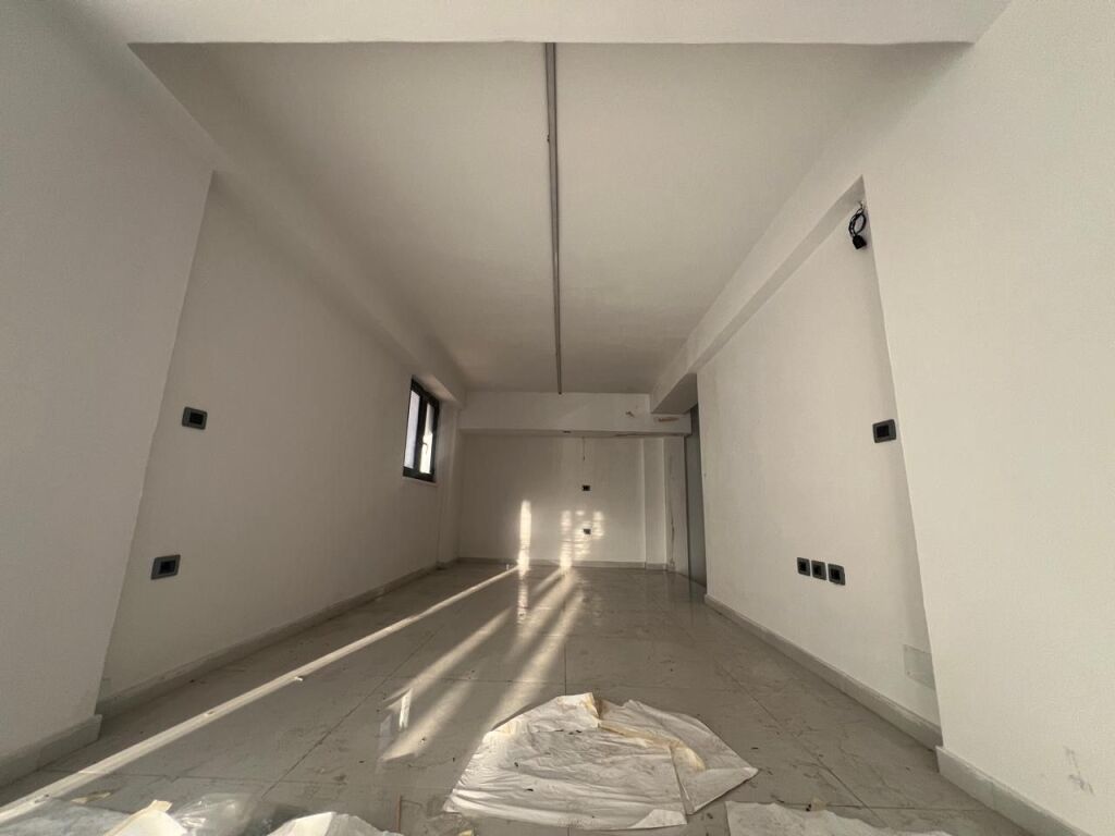🚨 OKAZION DYQAN NË SHITJE  Mundësi ndarje për ambiente komerciale ose banimi 📍Bulevard, Vlorë