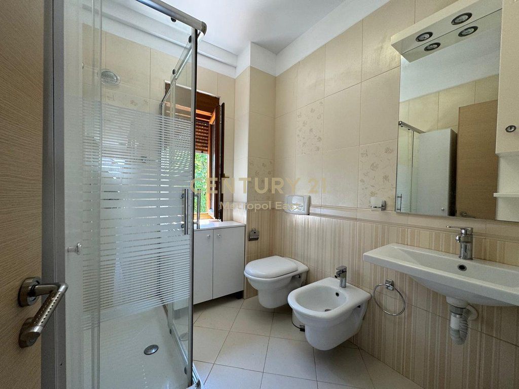 Villa Elegante su 3 Piani in Affitto vicino a TEG – Sicurezza, Comfort e Privacy