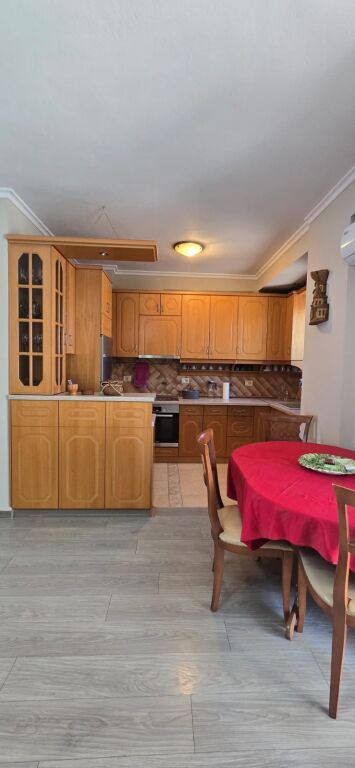 Apartament 2+1 per qera Rruga e Barrikadave !