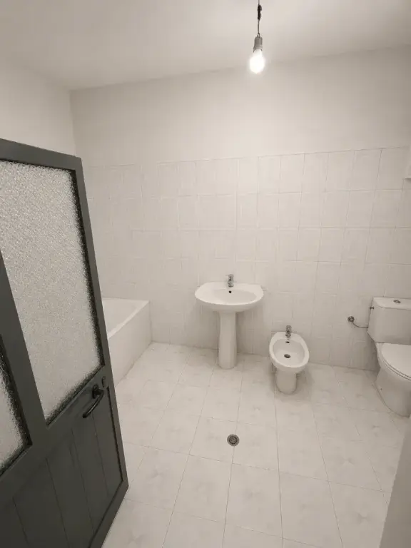 Sale | Vilë 3 + 1 | 500 m larg QSUT | 200000 €