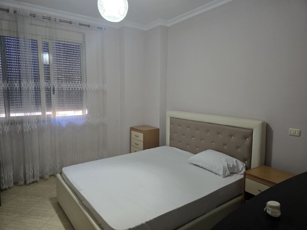 Jepet apartament me qera 2+1 ne qender