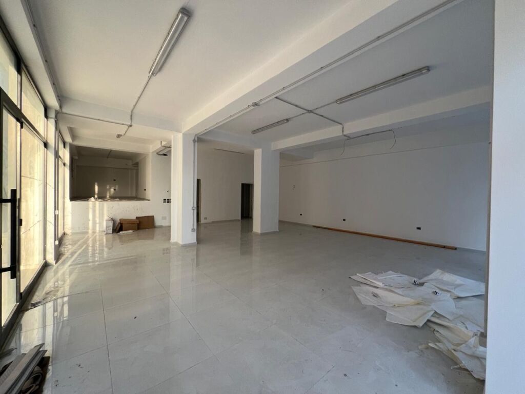 🚨 OKAZION DYQAN NË SHITJE  Mundësi ndarje për ambiente komerciale ose banimi 📍Bulevard, Vlorë