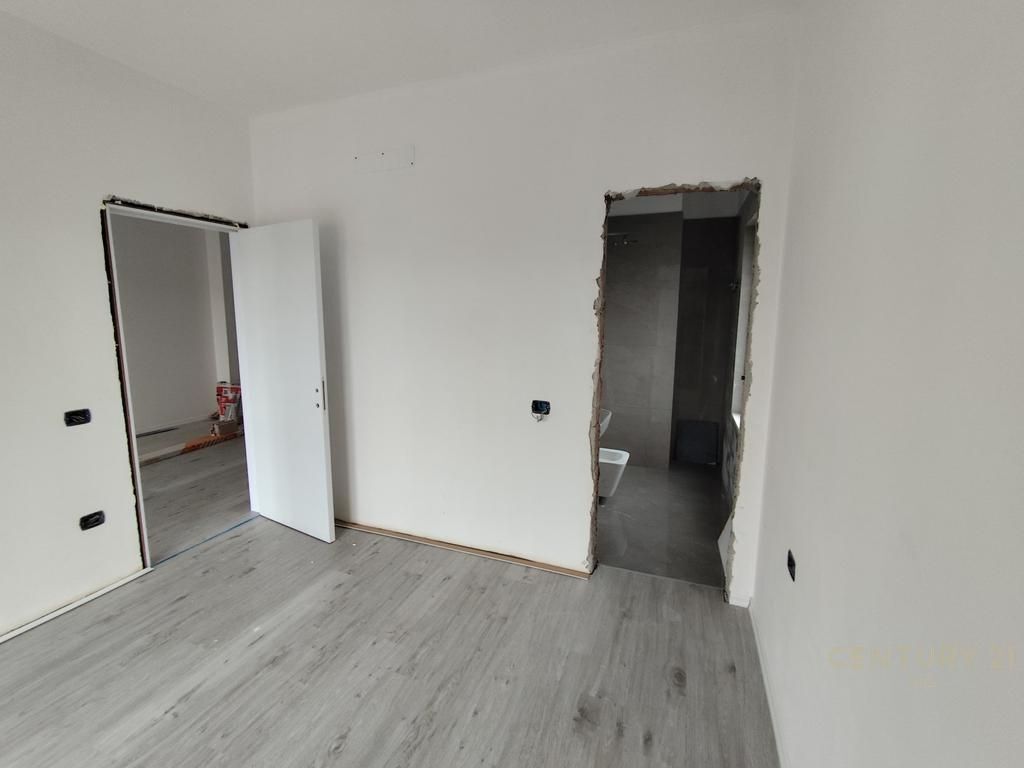 AMBIENT PER ZYRA ME QIRA: RRUGA E BARRIKADAVE