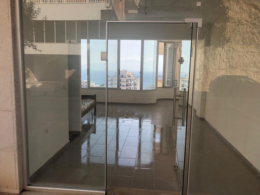 NEGOZIO IN VENDITA A SARANDA, con vista mare