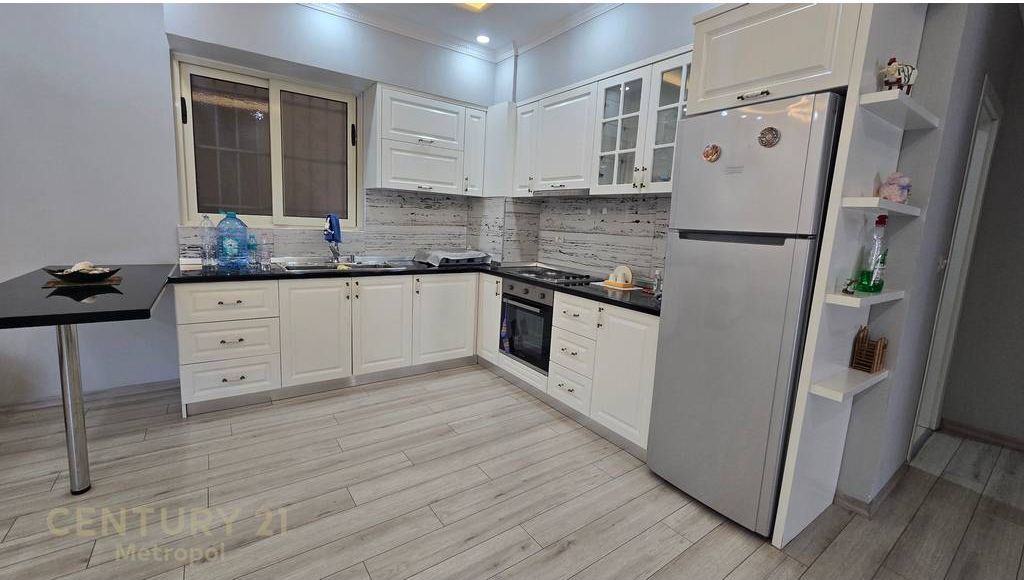 Shitet apartament 2+1 ne Fresk, ne fillim te rruges Dalip Topi!
