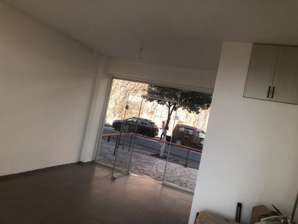NEGOZIO IN VENDITA A SARANDA, con vista mare