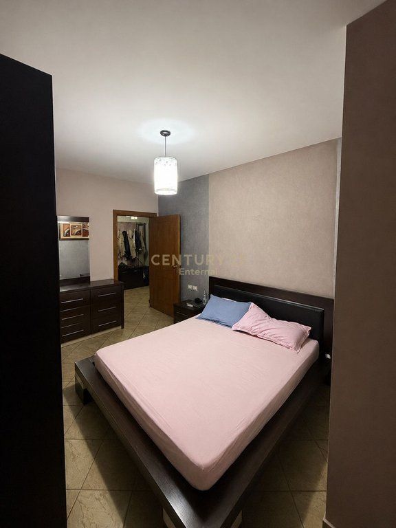 Ish Parku - Jepet 1+1 Modern Me QIra Pas Square 21