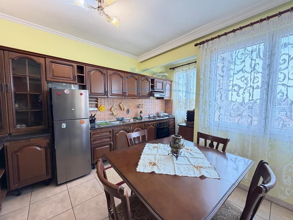 Shitet, Apartament 2+1, Pazari i Ri, Tiranë.