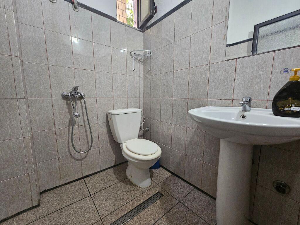 Appartamento 1+1 con balcone ingresso indipendente completo di tutto a 5 minuti dal Bulevardi i te Ri, possibilità di wifi, ecc.