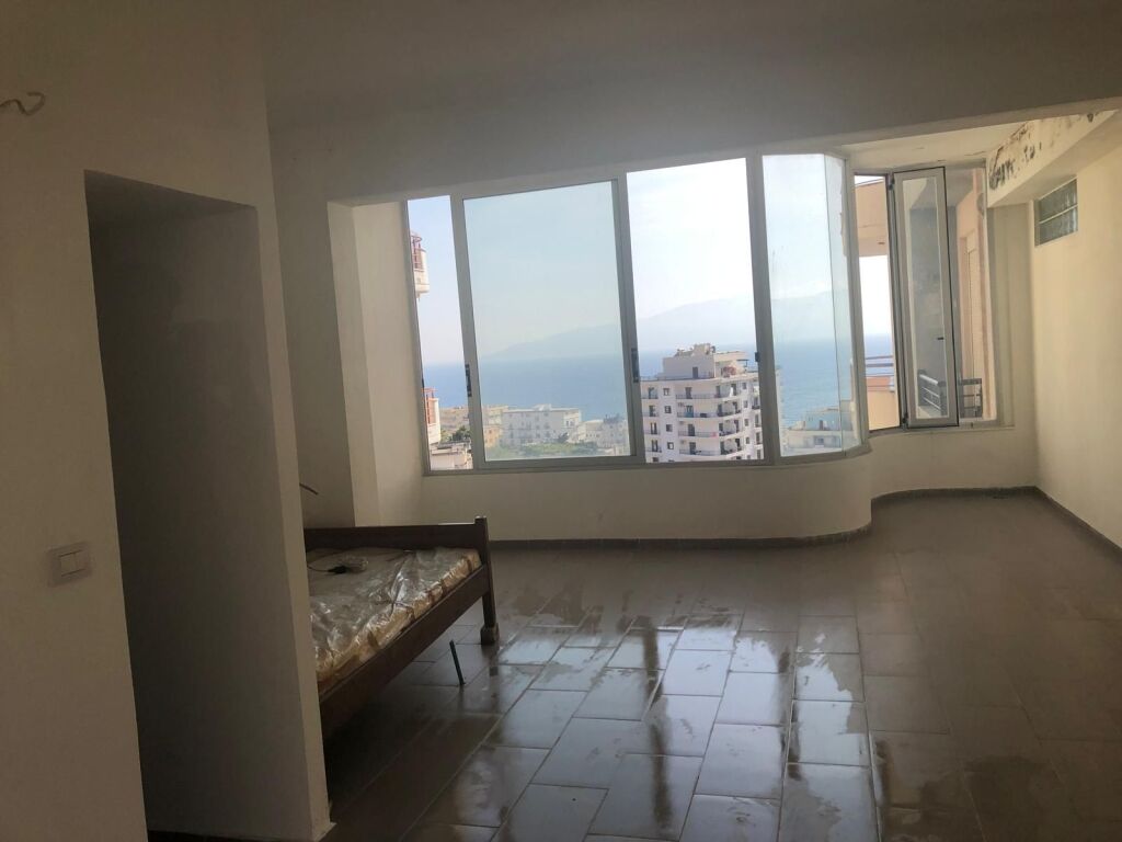 NEGOZIO IN VENDITA A SARANDA, con vista mare