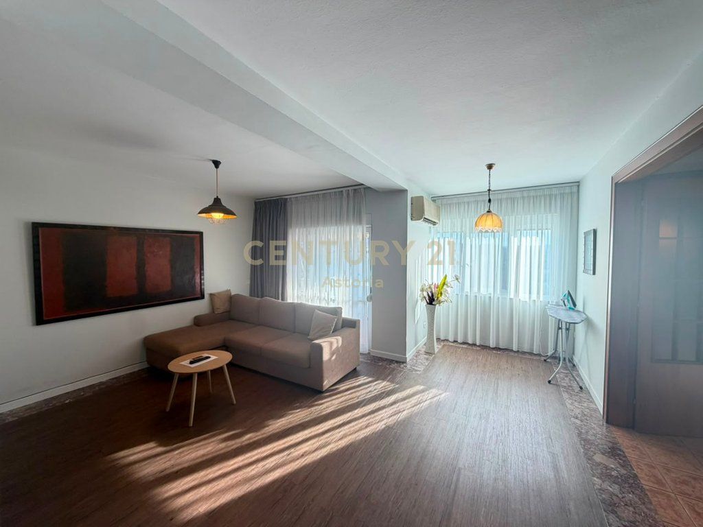 Shitet Apartament Ekskluziv 2+1+2 në zemër të Bllokut!