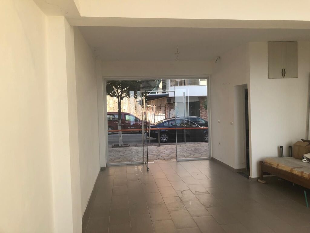 NEGOZIO IN VENDITA A SARANDA, con vista mare