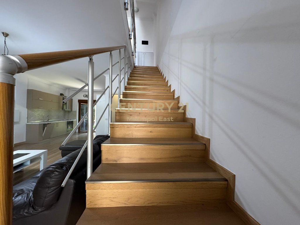 Villa Elegante su 3 Piani in Affitto vicino a TEG – Sicurezza, Comfort e Privacy