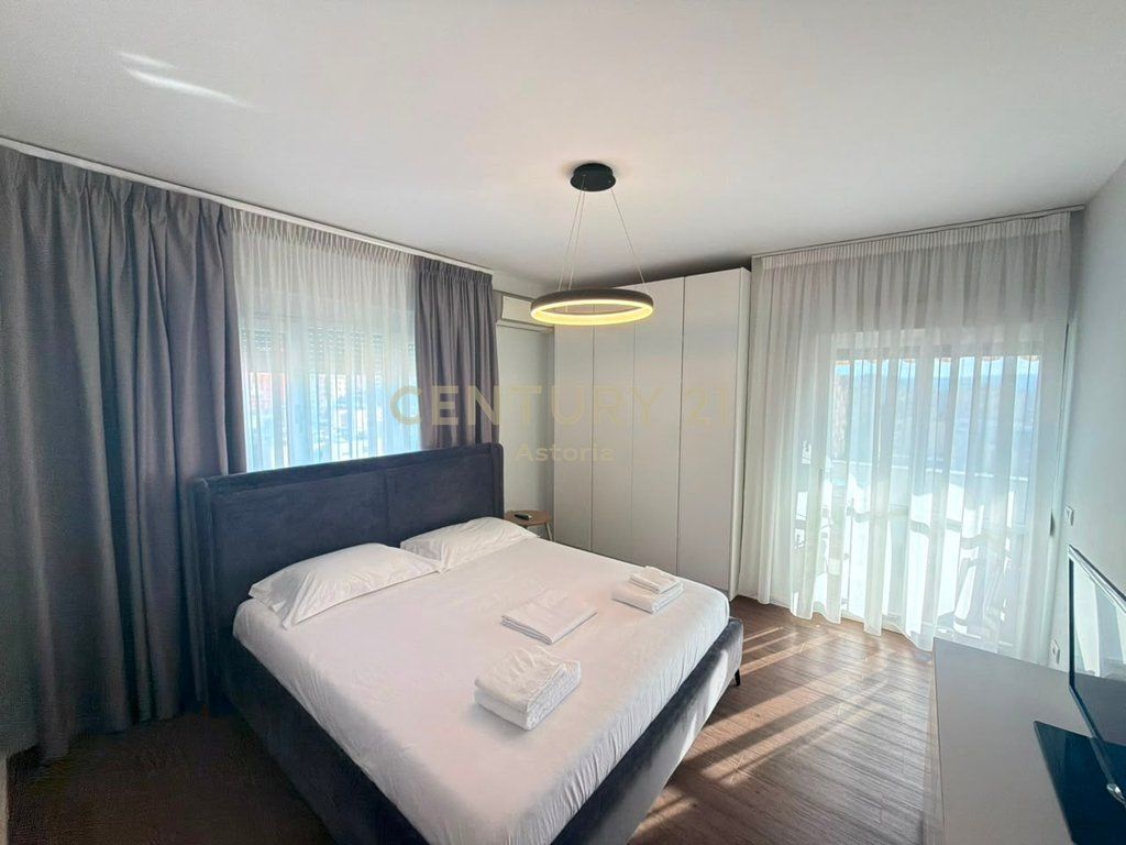 Shitet Apartament Ekskluziv 2+1+2 në zemër të Bllokut!