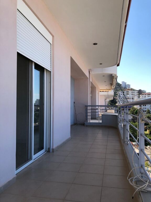 Shitet Apartament 2+1 ne Sarande, me pamje nga deti