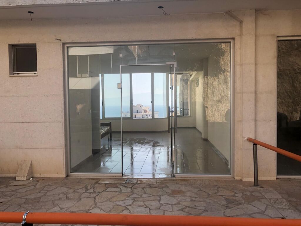 NEGOZIO IN VENDITA A SARANDA, con vista mare