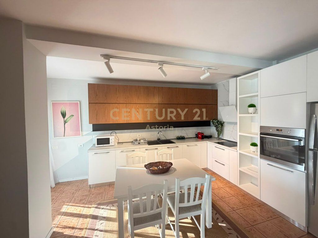 Shitet Apartament Ekskluziv 2+1+2 në zemër të Bllokut!