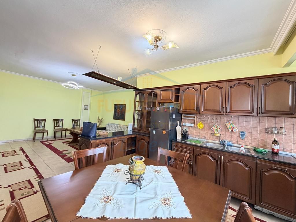 Shitet, Apartament 2+1, Pazari i Ri, Tiranë.