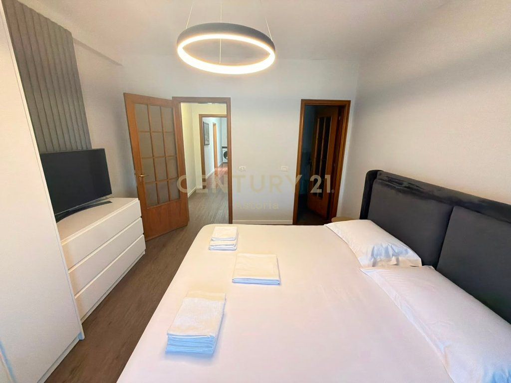 Shitet Apartament Ekskluziv 2+1+2 në zemër të Bllokut!