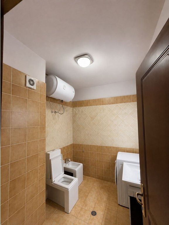 Ish Parku - Jepet 1+1 Modern Me QIra Pas Square 21