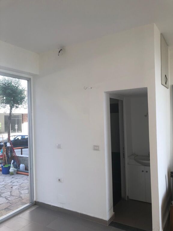 NEGOZIO IN VENDITA A SARANDA, con vista mare