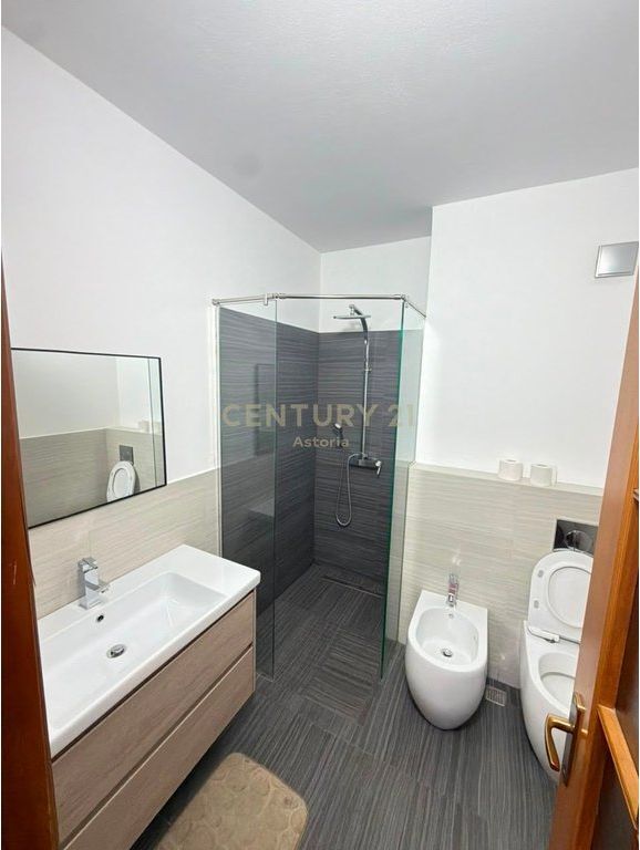 Shitet Apartament Ekskluziv 2+1+2 në zemër të Bllokut!