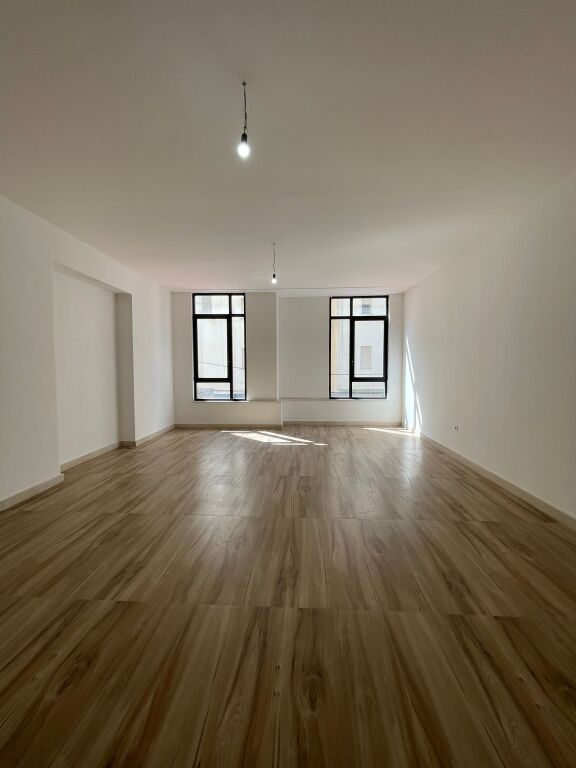 Affittasi 2 Ambienti Commerciali – 📍Donika Center, Centro, Tirana