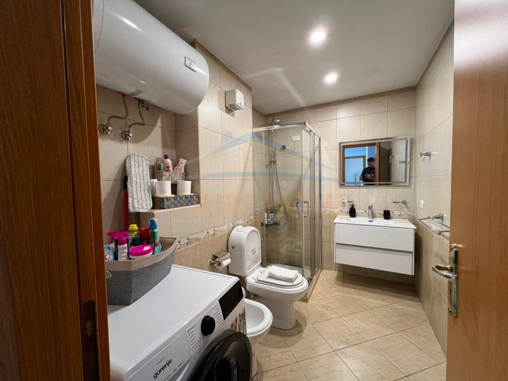 Shitet, Apartament 2+1, Komuna e Parisit