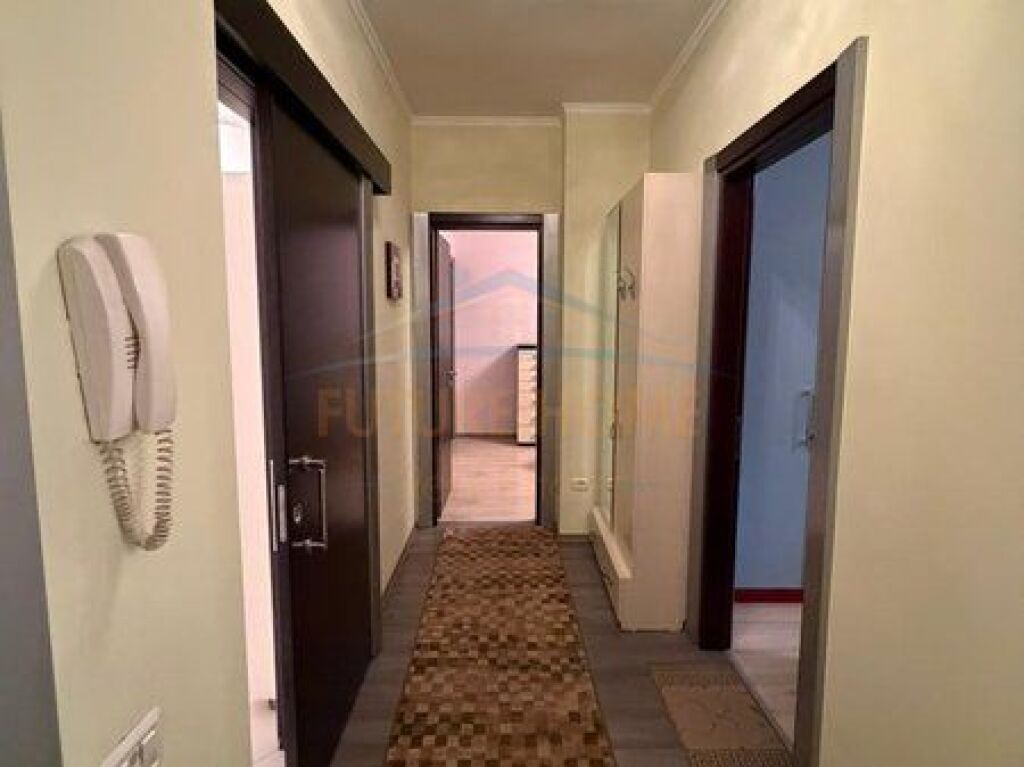 Shitet, Apartament 2+1+2, Rruga e Barrikadave, Tiranë.