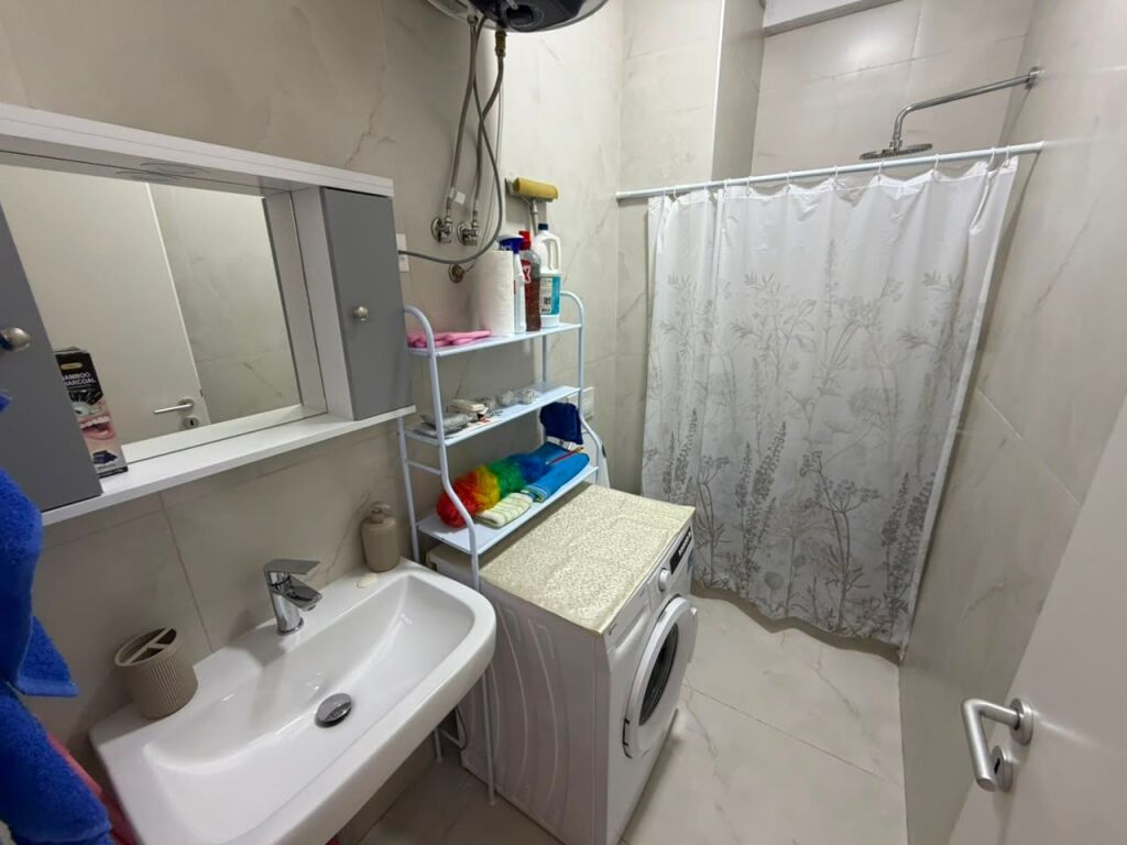 Appartamento 1+1 in affitto  📍 Indirizzo: Ali Demi, Complesso Kadiu 🏢💰 Prezzo: 40.000 lek/mese  