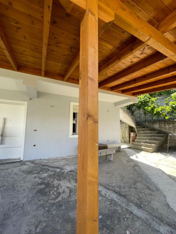 Villa su due piani in vendita a Durazzo, ex fabbrica di mattoni