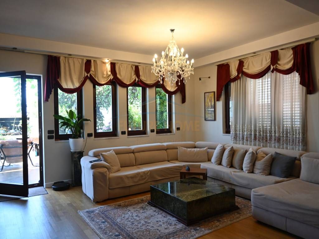 VENDESI PENTHOUSE+VERANDE PRESSO KODRA E DIELLIT