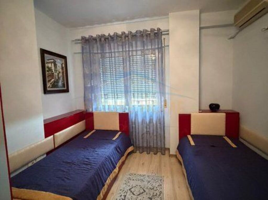 Shitet, Apartament 2+1+2, Rruga e Barrikadave, Tiranë.