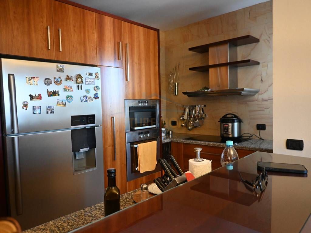 VENDESI PENTHOUSE+VERANDE PRESSO KODRA E DIELLIT