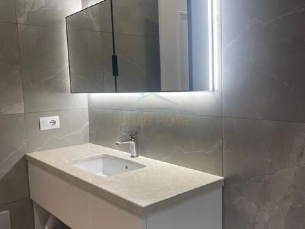 Shitet, Apartament 3+1+2 + Post Parkimi, Rruga e Kosovareve, Tiranë