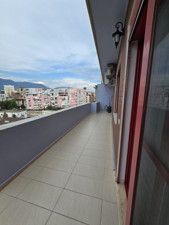 Shitet apartament 2+1+2 dhe ballkon në Zog të Zi