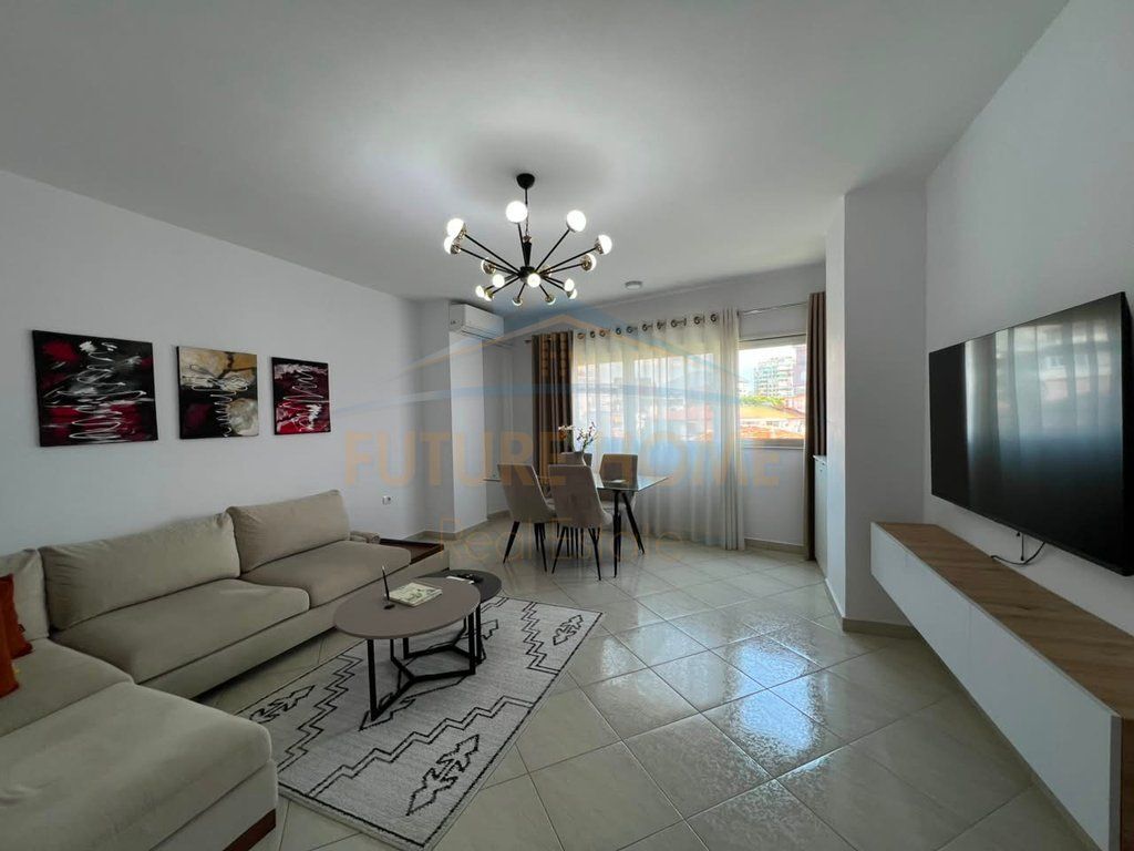 Shitet, Apartament 2+1, Komuna e Parisit