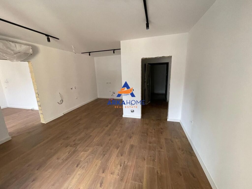 JEPET APARTAMENT 1+1 ME QERA "TEK AIR ALBANIA" 1000 EURO