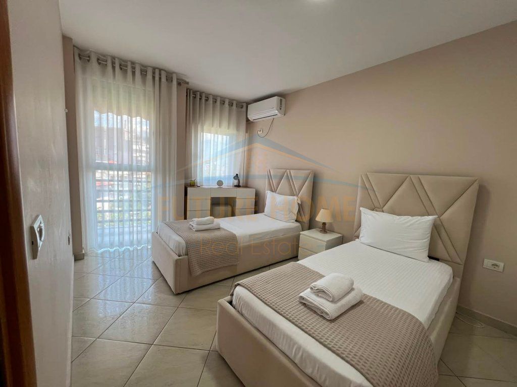 Shitet, Apartament 2+1, Komuna e Parisit