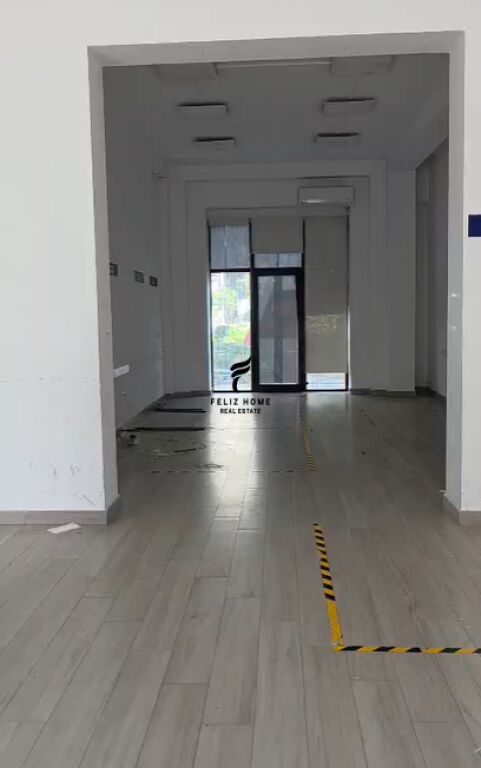 NEGOZIO IN AFFITTO 88.5 M2 COMUNE DI PARIGI 153.000 LEKE FH-80209