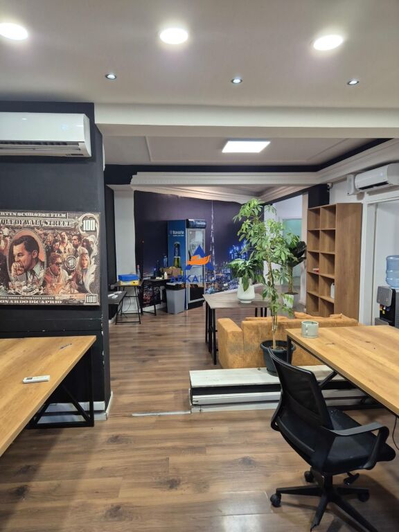 UFFICIO IN AFFITTO 154M2 "DI FRONTE A DELIJORGJI" 900 EURO