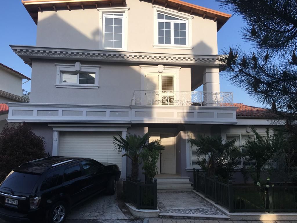 AFFITTASI VILLA SU 4 PIANI CON PISCINA – AKACIA HILLS, VICINO A TEG