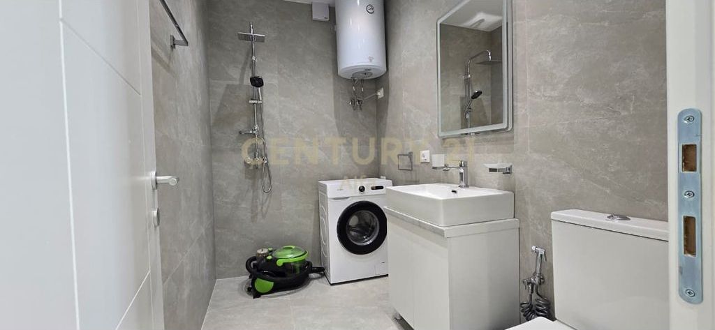 Shitet Apartament 2+1 tek Myslym Shyri