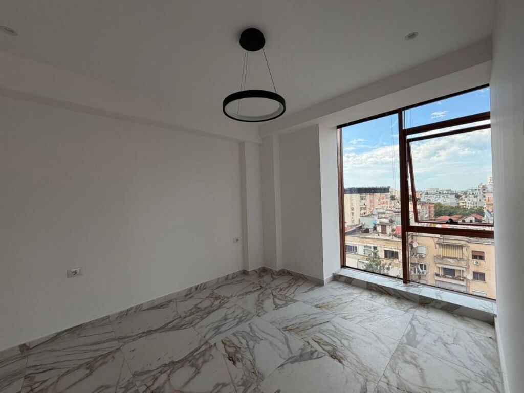 Ufficio 2+1 in affitto nel Centro/ Vicino a Via Kavaja