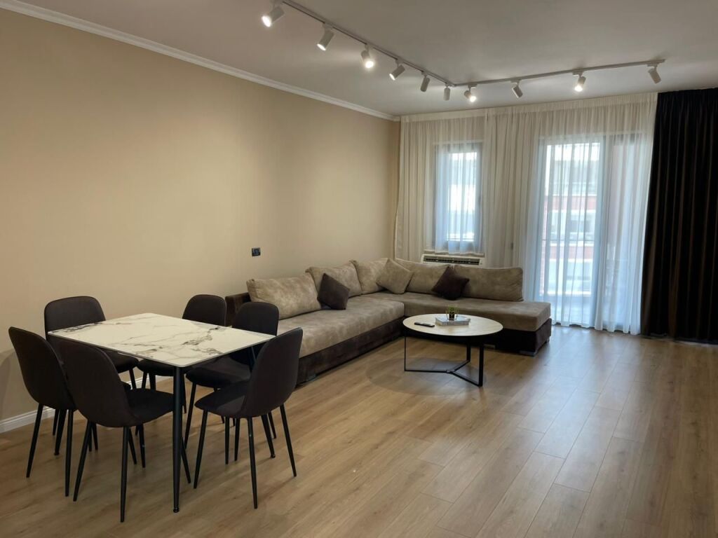🏡 Jepet me qira apartament 1+1 + post parkimi 📍 Rruga e Kosovarëve, pranë Conad  🚗 Post parkimi i përfshirë  💶 Çmimi: 950€/muaj