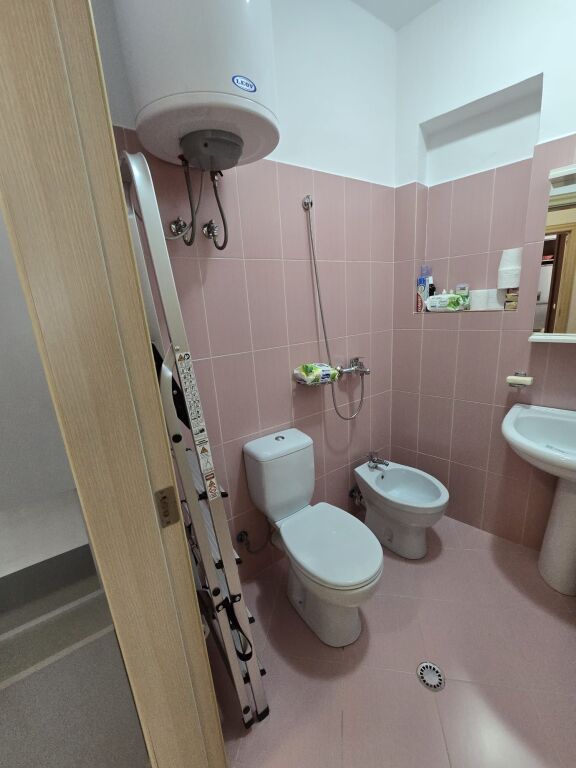 Shitet apartament 2+1+2 dhe ballkon në Zog të Zi