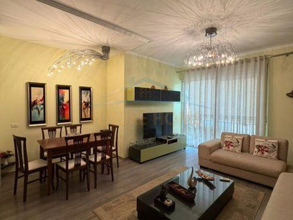 Shitet, Apartament 2+1+2, Rruga e Barrikadave, Tiranë.