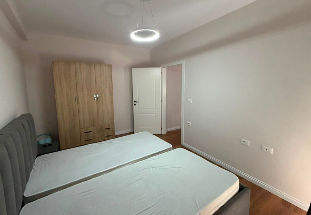 JEPET ME QIRA APARTAMENT 2+1 – RRUGA MAHMUT FORTUZI, PRANË BUSTIT VOJO KUSHI