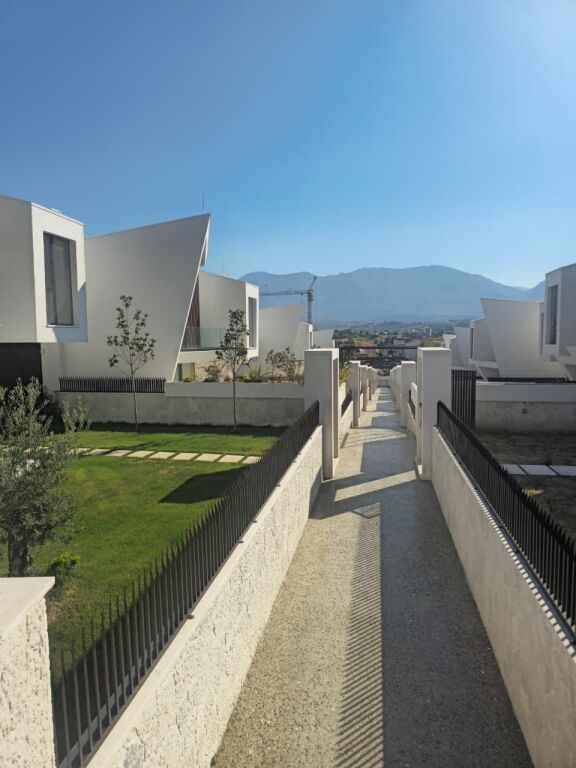 📌 Shitet Vilë 3-Katëshe pranë TEG-ut
