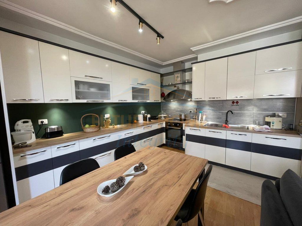 Shitet, Apartament 3+1+2, Fresk. AL68612